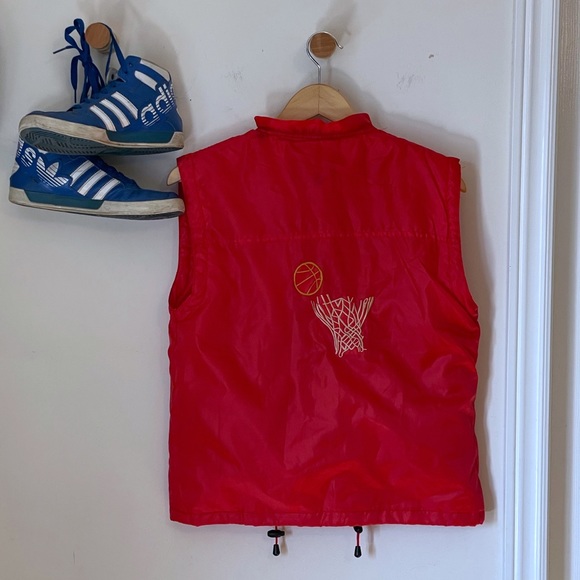 Epic vintage zippered vest with basketball embroidery in vibrant red, unisex - Picture 5 of 12